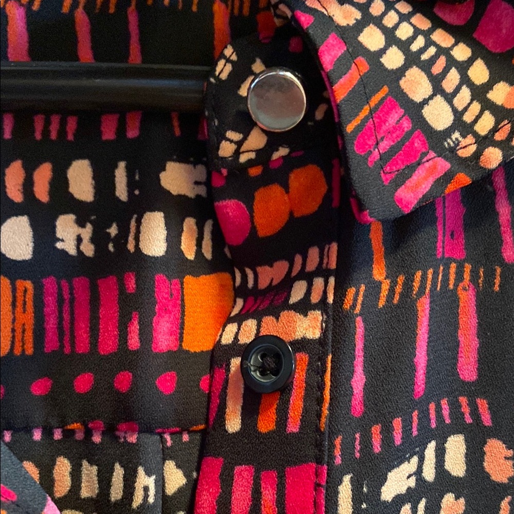 Sleeveless Multicolor Button-Up Top - Picture 3 of 6